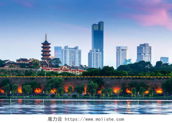 中国南京玄武湖畔的宝塔和城墙南京旅游